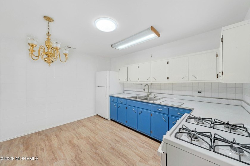 Bright and inviting, this two-bedroom, one-bath home in Cedar - photo 12