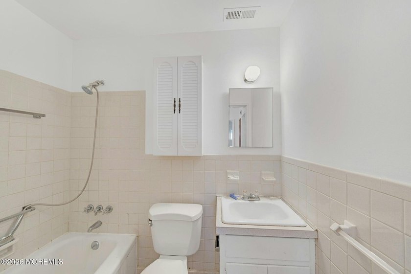 Bright and inviting, this two-bedroom, one-bath home in Cedar - photo 18