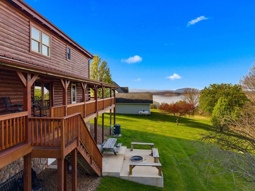 ** FRESHLY PAINTED EXTERIOR** Welcome to 811 Pinnacle Dr - a - photo 48