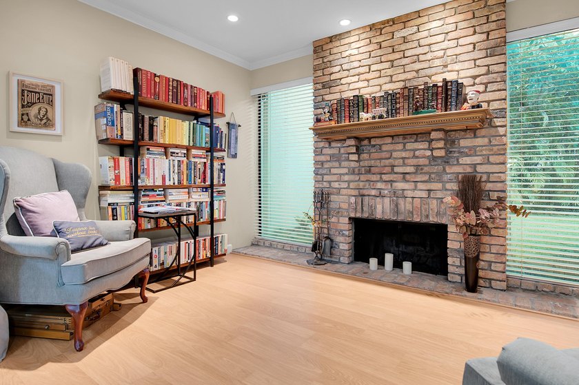 Beautifully updated and spacious townhome in the heart of - photo 4