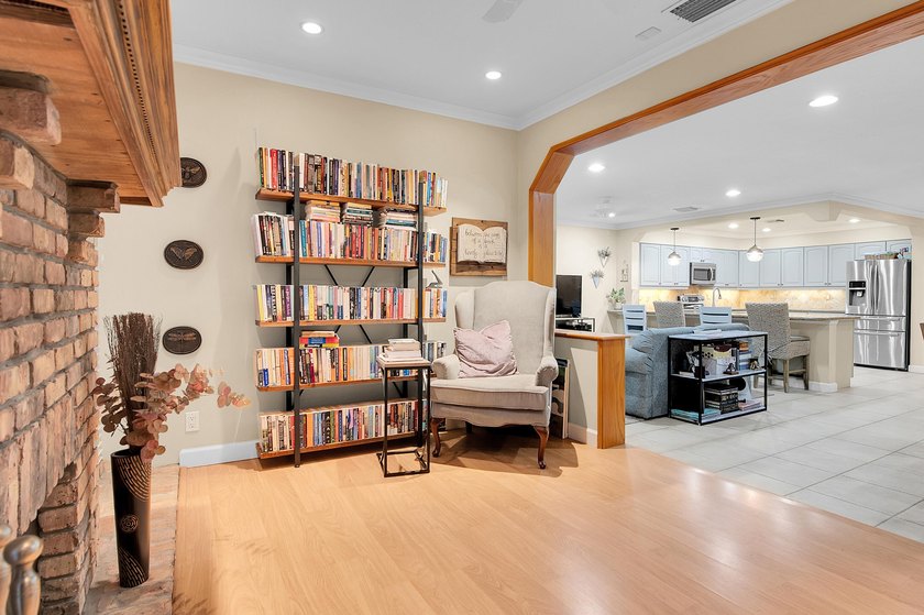 Beautifully updated and spacious townhome in the heart of - photo 6