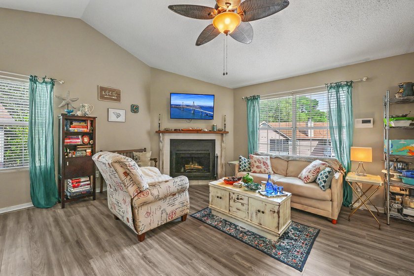 Welcome home to this beautifully updated 2-bedroom, 2-bath - photo 5