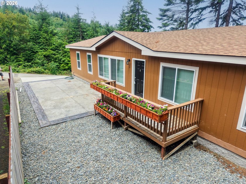 Brand new and never lived in, this 2025 manufactured home is - photo 4