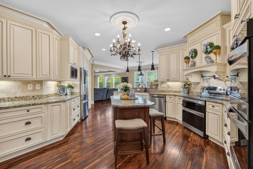 Five-bedroom, three-and-a-half-bathroom, all-brick-and-stone - photo 11