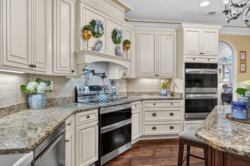 Five-bedroom, three-and-a-half-bathroom, all-brick-and-stone - photo 12