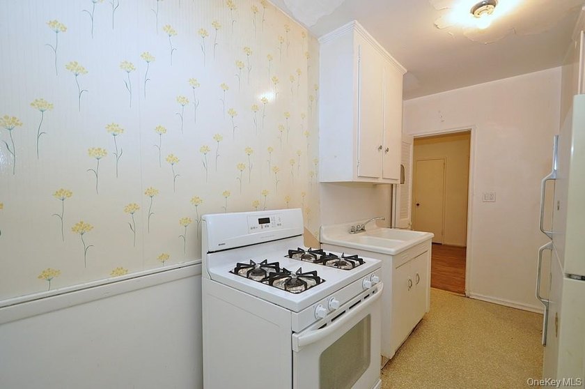Great opportunity to own a two-bedroom co-op in sought-after - photo 14