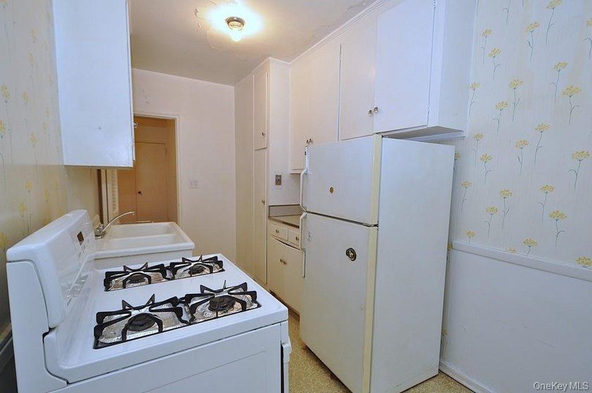 Great opportunity to own a two-bedroom co-op in sought-after - photo 15