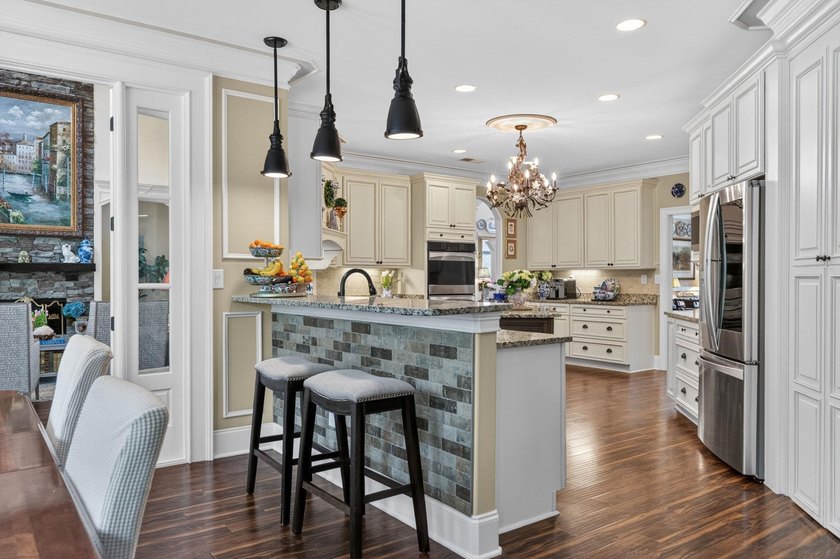 Five-bedroom, three-and-a-half-bathroom, all-brick-and-stone - photo 16