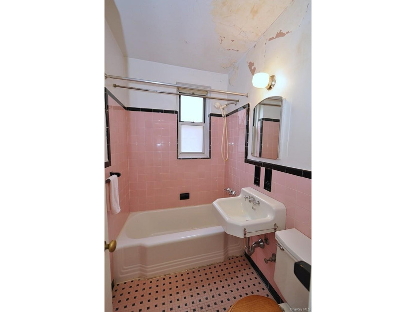 Great opportunity to own a two-bedroom co-op in sought-after - photo 37