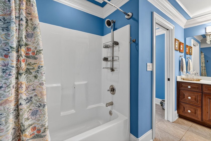 Five-bedroom, three-and-a-half-bathroom, all-brick-and-stone - photo 38