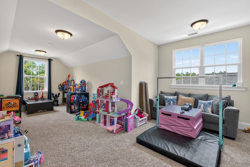 Five-bedroom, three-and-a-half-bathroom, all-brick-and-stone - photo 43