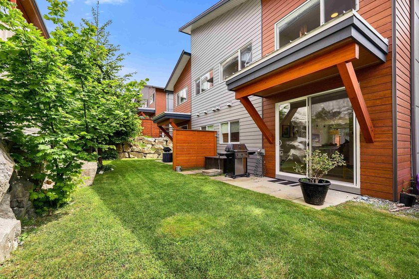 Breathtaking views and a private backyard! Bright and - photo 2