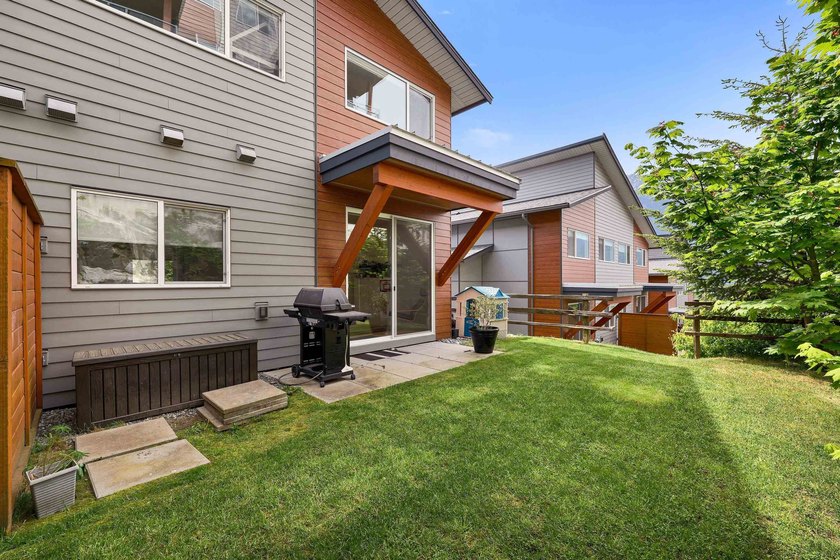 Breathtaking views and a private backyard! Bright and - photo 3