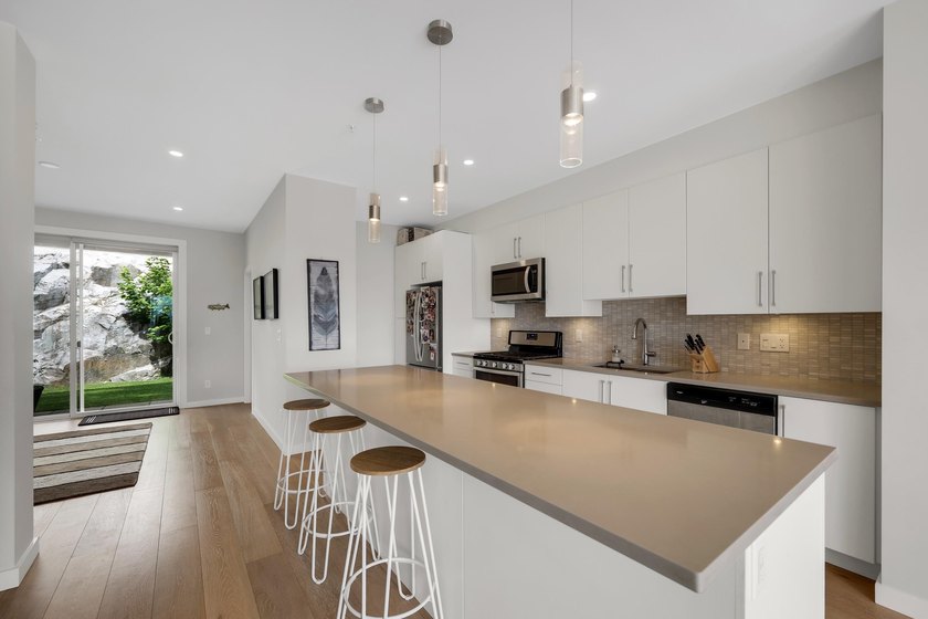 Breathtaking views and a private backyard! Bright and - photo 4