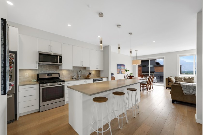 Breathtaking views and a private backyard! Bright and - photo 5