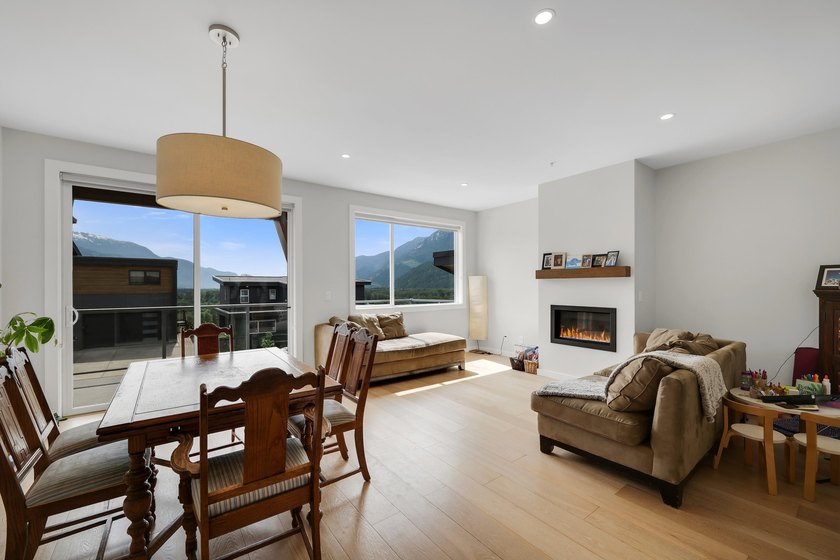 Breathtaking views and a private backyard! Bright and - photo 8