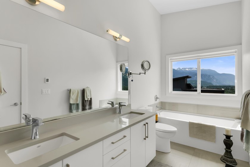 Breathtaking views and a private backyard! Bright and - photo 10