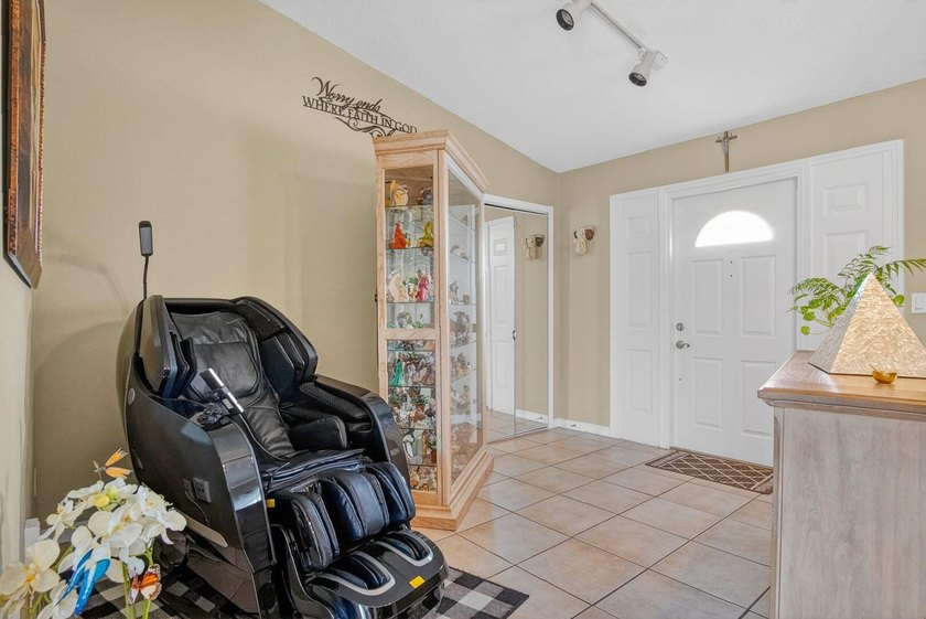 Welcome home to this perfect cozy house. The 2 bedroom 2 - photo 4