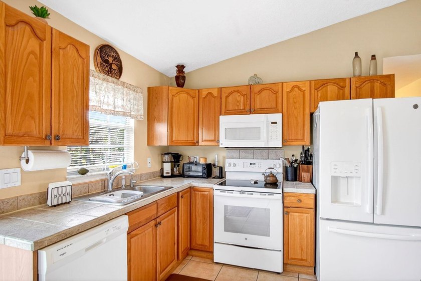 Welcome home to this perfect cozy house. The 2 bedroom 2 - photo 8