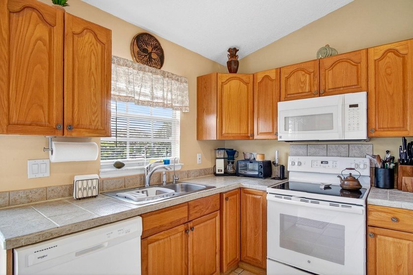 Welcome home to this perfect cozy house. The 2 bedroom 2 - photo 9