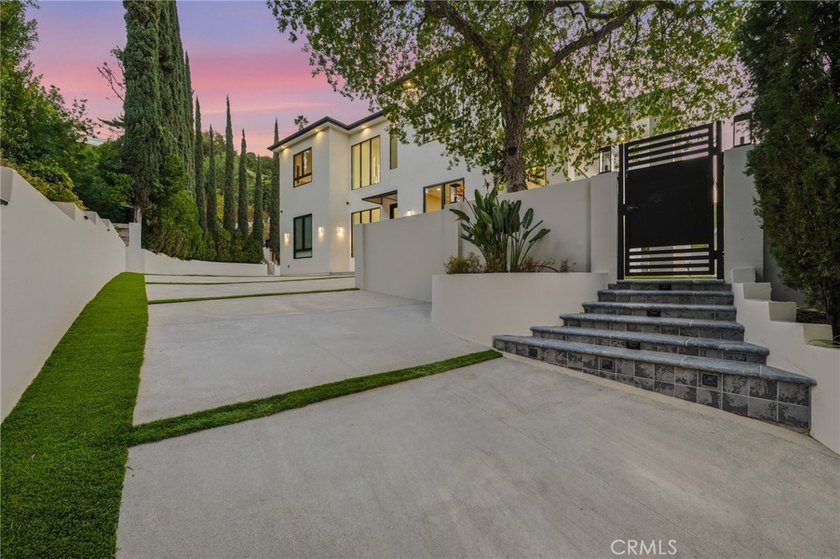 Ultra-private gated Encino compound offering rare seclusion - photo 2