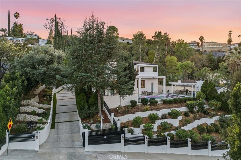 Ultra-private gated Encino compound offering rare seclusion - photo 3