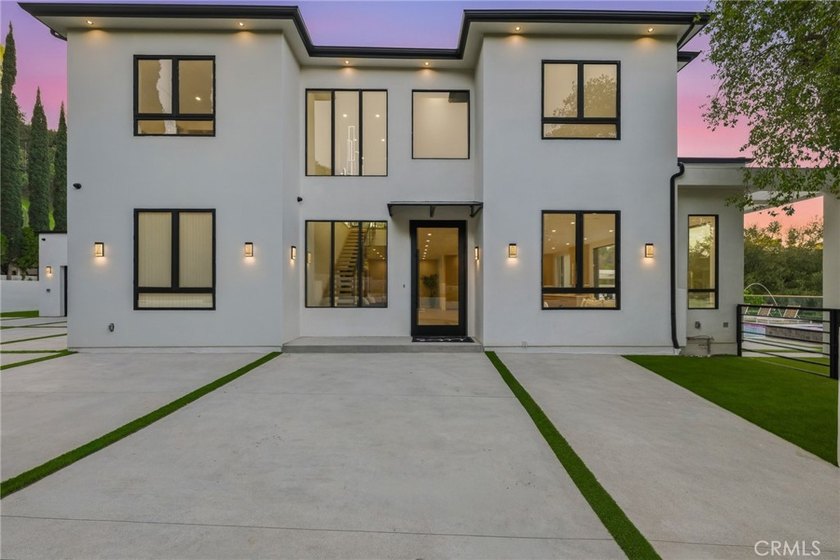 Ultra-private gated Encino compound offering rare seclusion - photo 5