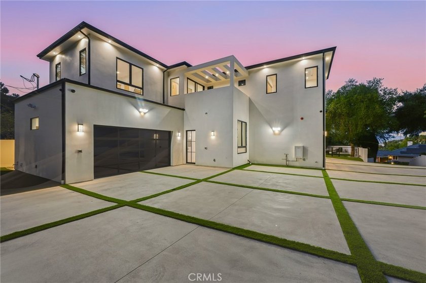 Ultra-private gated Encino compound offering rare seclusion - photo 6
