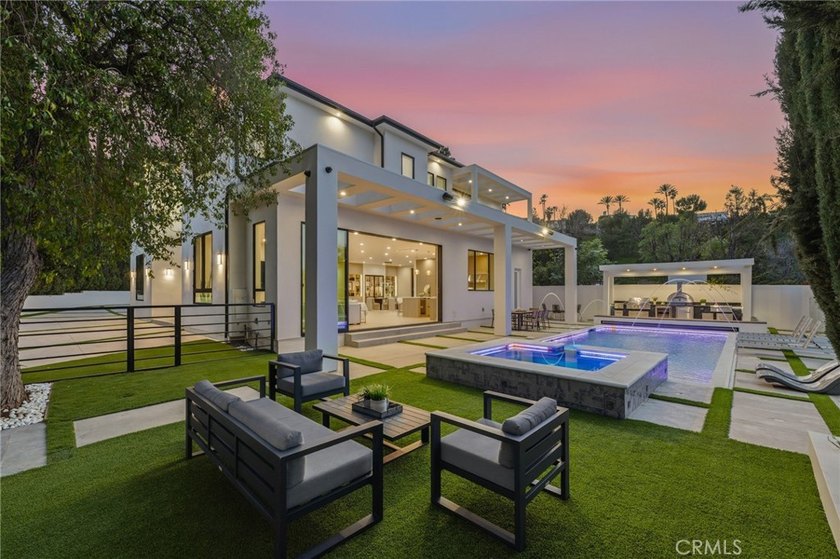 Ultra-private gated Encino compound offering rare seclusion - photo 8
