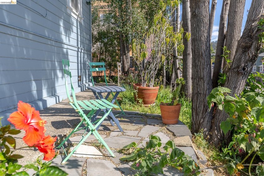 Top floor sun-splashed 2 Bedroom and 1 bath updated condo is - photo 24