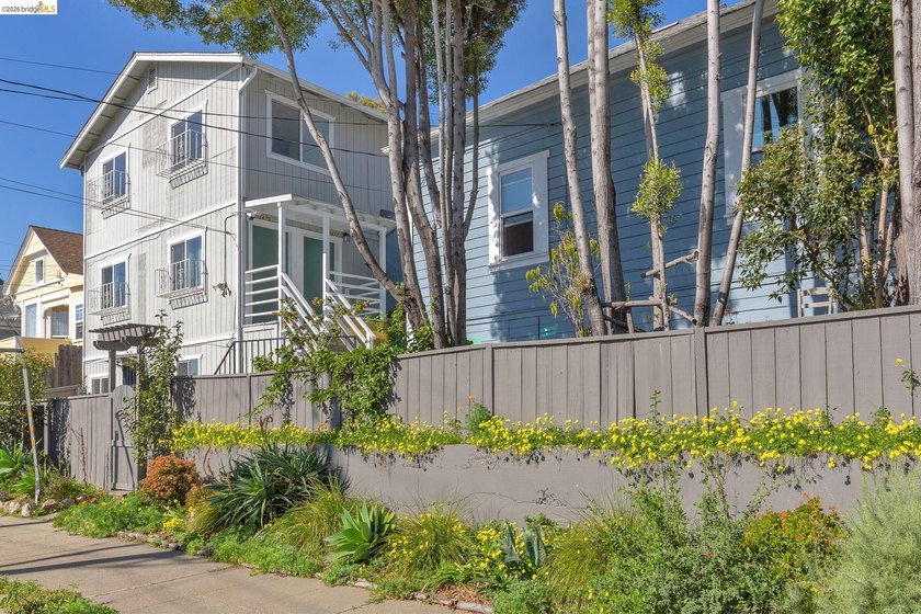 Top floor sun-splashed 2 Bedroom and 1 bath updated condo is - photo 27