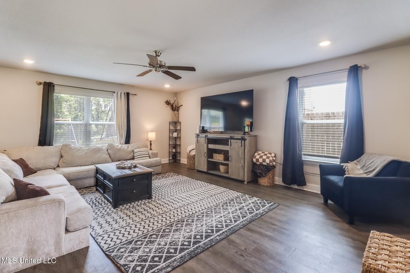 Welcome to the Flora floorplan, a thoughtfully designed - photo 2