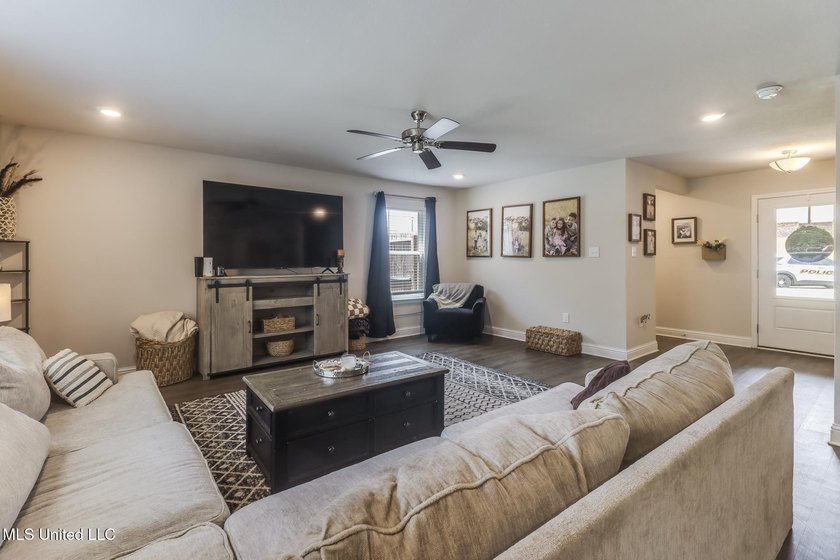 Welcome to the Flora floorplan, a thoughtfully designed - photo 3