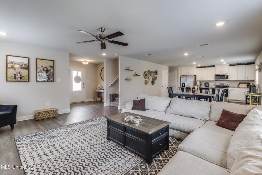Welcome to the Flora floorplan, a thoughtfully designed - photo 4