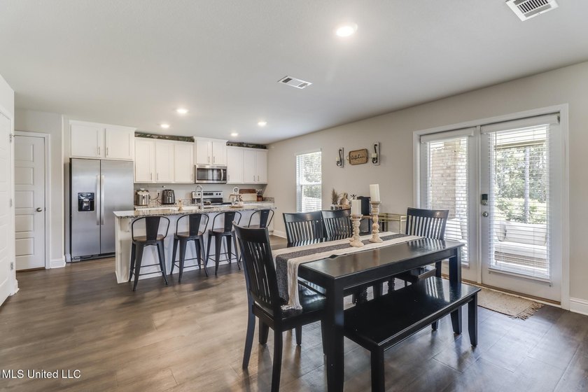 Welcome to the Flora floorplan, a thoughtfully designed - photo 7