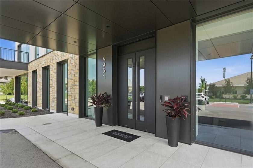 Luxury condo FULLY FURNISHED offering resort-style living in - photo 4