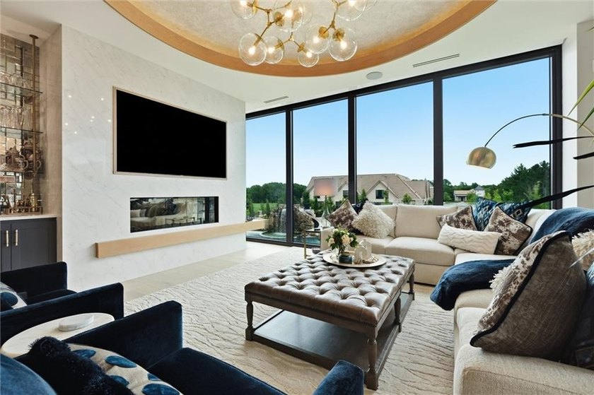 Luxury condo FULLY FURNISHED offering resort-style living in - photo 8