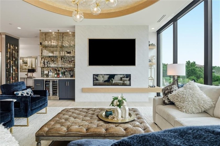 Luxury condo FULLY FURNISHED offering resort-style living in - photo 9
