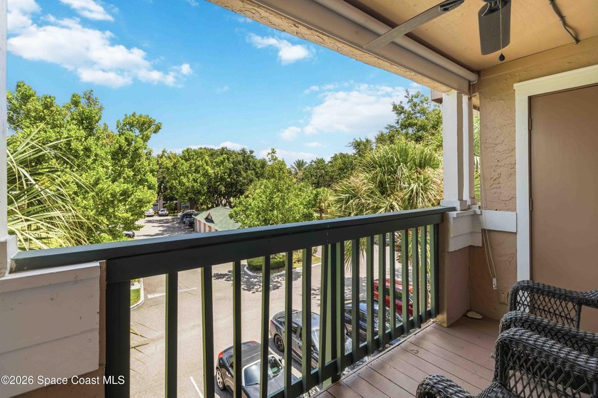 This beautiful one-bedroom condo is upgraded and move-in ready - photo 12