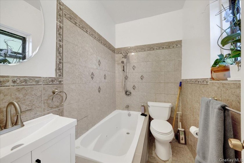 Well-maintained Bronx home offering spacious living, generous - photo 21