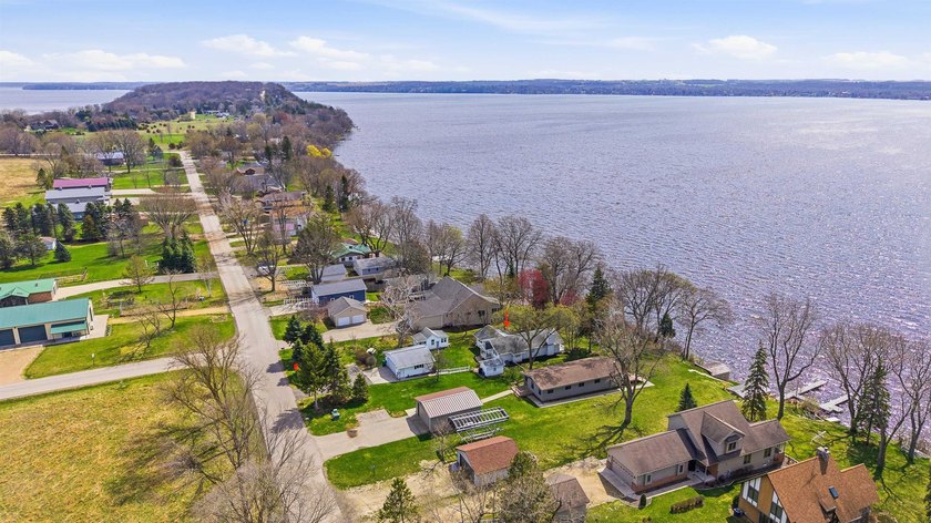 Opportunity to own a 5 bedroom/2 bath home on beautiful Green - photo 6