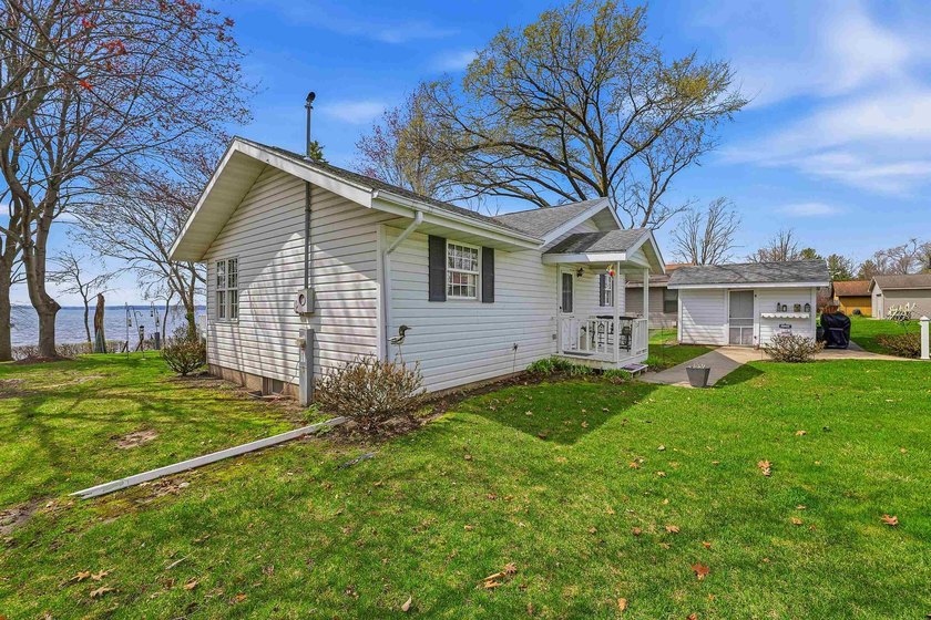 Opportunity to own a 5 bedroom/2 bath home on beautiful Green - photo 7