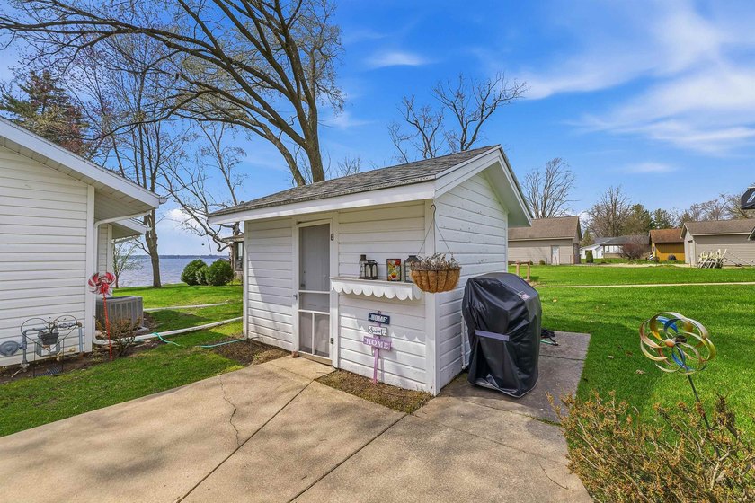 Opportunity to own a 5 bedroom/2 bath home on beautiful Green - photo 10