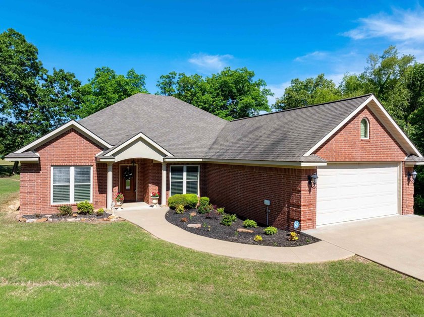 Beautiful 3 bed, 2 bath brick home on the golf course in The - photo 2