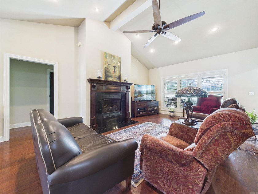 Beautiful 3 bed, 2 bath brick home on the golf course in The - photo 9