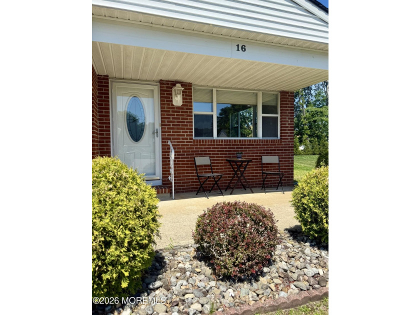 Freshly painted extremely clean lakeview model. 2 bedrooms 2 - photo 2