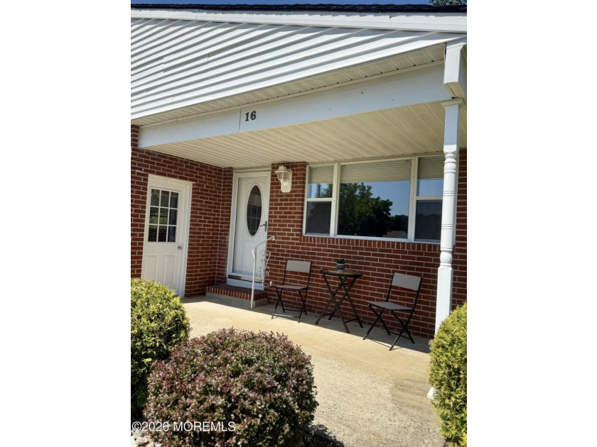 Freshly painted extremely clean lakeview model. 2 bedrooms 2 - photo 3