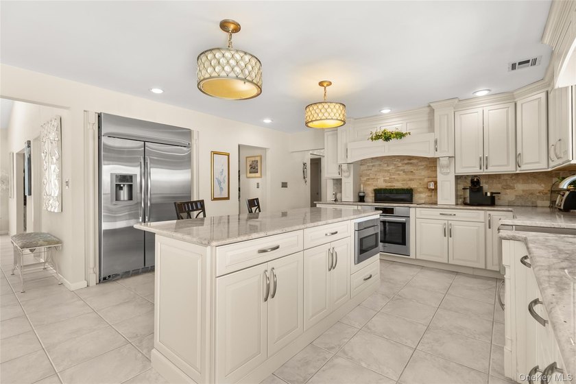 Perfectly positioned on prestigious Pace Drive - south of the - photo 13