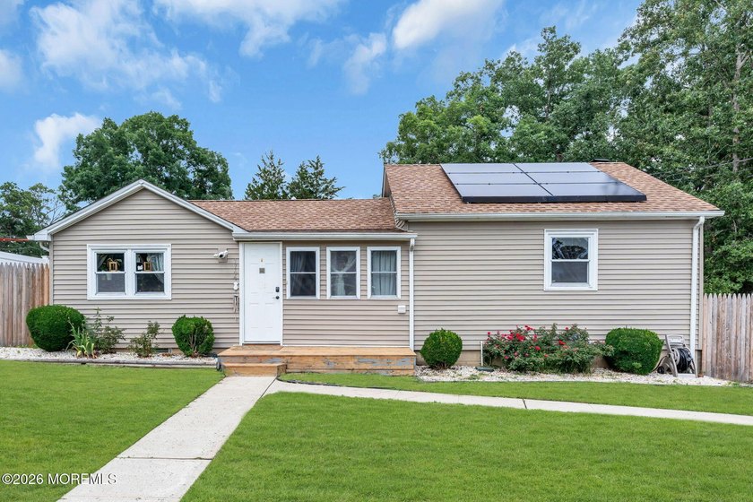 Welcome home to this charming 2-bedroom, 1-bath ranch in the - photo 2