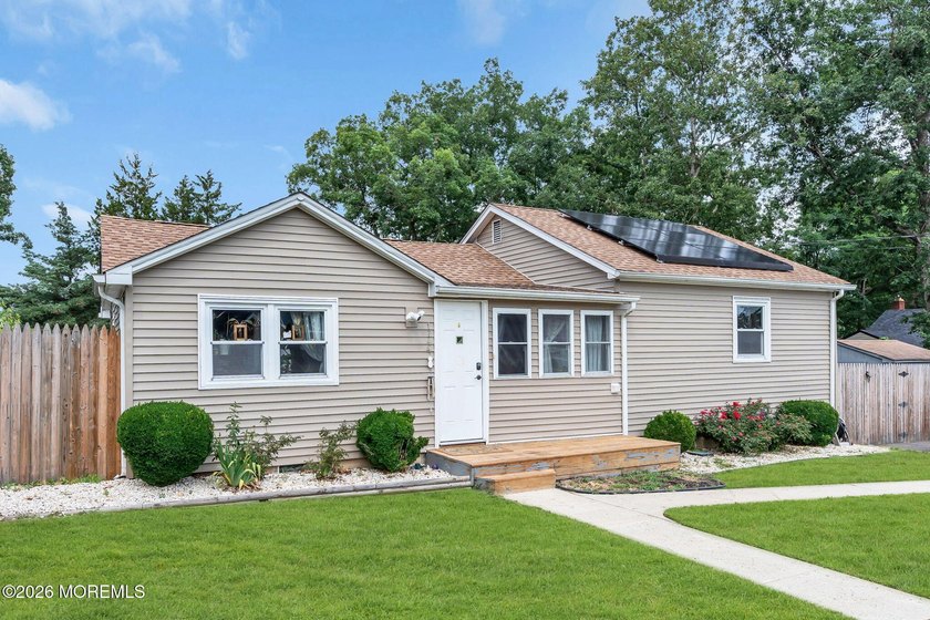 Welcome home to this charming 2-bedroom, 1-bath ranch in the - photo 3